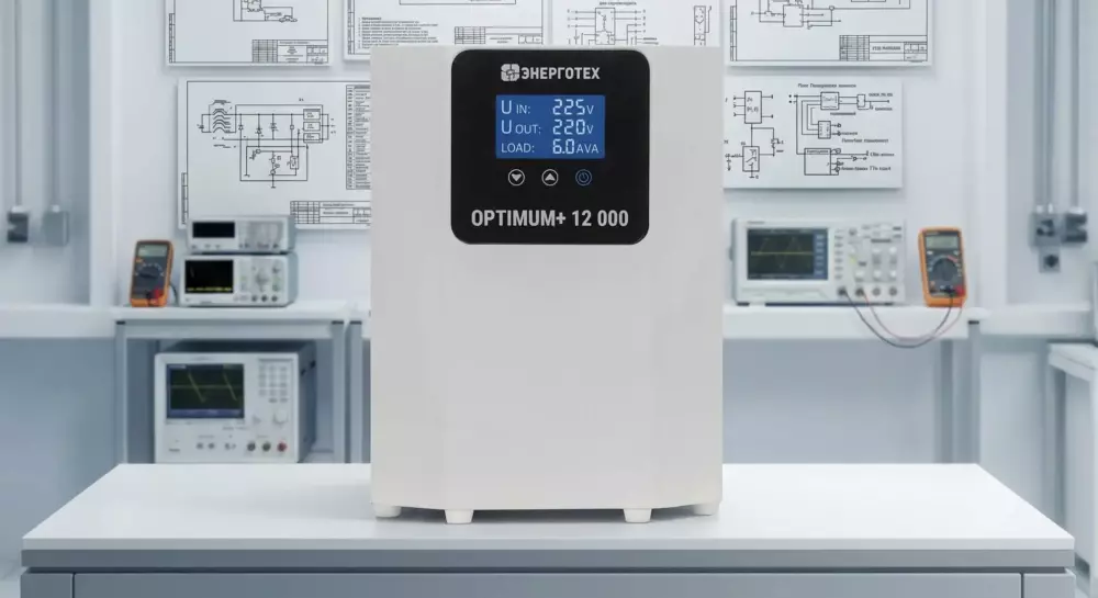 Однофазный стабилизатор ЭНЕРГОТЕХ OPTIMUM+ 12000 (12 кВА) на лабораторном столе в окружении измерительных приборов. Заголовок на картинке: 'ВЫБОР ОДНОФАЗНОГО СТАБИЛИЗАТОРА НА 12 кВА'.